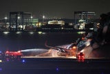 Flugzeuge krachen bei Landung in Tokio zusammen