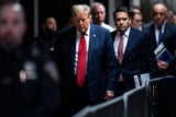 Donald Trump betritt den Gerichtssaal.