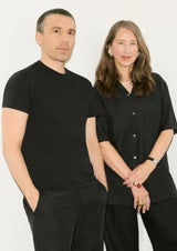 Julien Dossena, Creative Director bei Rabanne, und Ann-Sofie Johansson, Head of Design und Creative Advisor bei H&amp;M, lancieren die neueste Designer-Kollaboration, die auch Homeware enthält. Diese wird am 9. November online auf hm.com und in ausgewählten H&amp;M-Stores erhältlich sein.