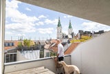 In einem wunderschönen, zweistöckigen Altbau-Dachausbau im 8. Wiener Bezirk lebt Oliver Heemeyer mit seinen Hunden auf insgesamt 175 Quadratmetern inklusive Terrasse. 