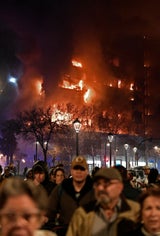 Wohn-Hochhaus in Valencia komplett in Flammen