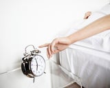 Schnelle Wachmacher: So kommen Sie morgens leichter aus dem Bett