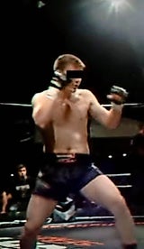 84 Kilo Kampfgewicht – gesuchter Tschetschene beim Cagefight.