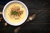 Knoblauchsuppe mit Brotwürfeln.