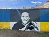 Eines der beiden Navalny-Bilder auf der Mauer.