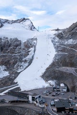 Schneekontrolle vor dem Weltcuprennen am Rettenbachferner in Sölden