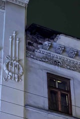 Schock: Dachtrümmer stürzen auf Gehsteig