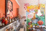 Coole Graffiti-Kunst in der Küche: Um dem Raum mit der sympathischen Essecke noch mehr Flair zu verleihen, ließ die Agenturchefin einen Street Art-Künstler an die Wände.&nbsp;&nbsp;