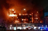 Wohn-Hochhaus in Valencia komplett in Flammen