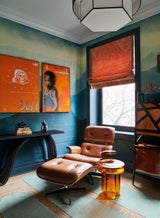Braun, Blau und Orange-Töne harmonieren.