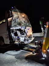 Reisebus fuhr auf A2 auf Gefahrenguttransporter auf - Vier Verletzte