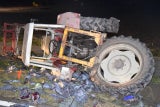 Frau unter Traktor eingeklemmt