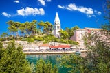 Aussicht auf Hafen und Kirche des malerischen Ortes. 