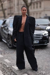 Neuer Nackt-Trend: Diese Stars tragen den Blazer ohne etwas darunter
