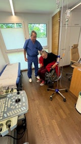 Richard Lugner sitzt im Rollstuhl