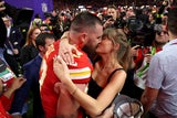 Kuss für den Sieger beim Super Bowl: Taylor Swift bejubelte ihren Freund Travis Kelce und die Welt sah zu.