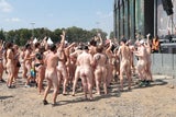 Kunstaktion ganz ohne Kleidung am Frequency 2023