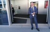 FPÖ-Kandidat Lassenberger zeigt sich mit einem großen Grinser im Medienzentrum
