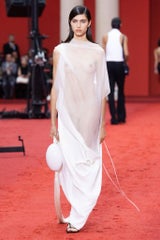 Naked Dress auf dem Laufsteg der Ferragamo-Show.