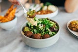 Falafel sind als Bowl oder Wrap auch in Österreich sehr beliebt.