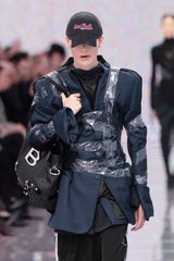 Für die Balenciaga Herbst/Winter-Kollektion wurden zahlreiche Kleidungsstücke mit Klebeband verziert.