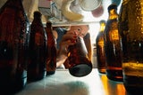 Nach der Party ist vor dem Aufräumen. Doch Bier-Reste sollte man nicht direkt wegschütten – man kann es nämlich noch sinnvoll verwenden.