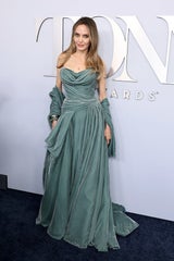Tony Awards 2024: Angelina Jolie und Tochter Vivienne begeistern im Partnerlook