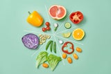 Durch täglichen Konsum von Gemüse, Obst, Nüssen und hochwertigen tierischen Produkte lässt sich der Vitaminbedarf gut decken.