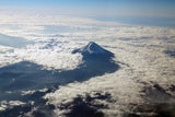 Wolken um Japans Mount Fuji