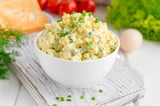 Eiersalat mit Radieschen.