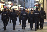 Polizisten während einer Streife durch die Kärntnerstraße in Wien