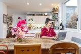 Worklife in der offenen Küche und an dem großen Esstisch, den derzeit die Blumen zieren, die Maryam für den Opernball auswählte.  