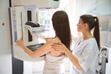 Das Krebsrisiko selbst in der Hand: Wie die richtige Vorsorge vor Brustkrebs schützen kann. &nbsp;&nbsp;