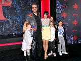 Lily Allen mit Ehemann David Harbour und ihren Kindern Marnie Rose Cooper und Ethel Cooper (beide mit weißem Oberteil)