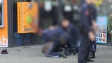 Polizist schlaegt Jungen
