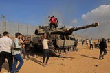Palästinenser übernehmen einen israelischer Merkava-Kampfpanzer