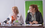 Pressekonferenz am Flughafen Wien mit Helga Krismer und Nina Tomaselli.