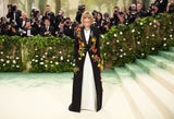Die Gastgeberin des Abends Anna Wintour erschien in einer weißen Robe und floral-besticktem Mantel von Loewe