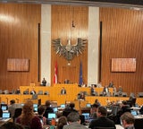 Die beiden Monitore im Plenarsaal des Nationalrates.