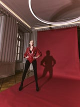 Mit einem bein steht Mills, die seit ihrem 25. Lebensjahr eine Beinprothese trägt, fester im Leben als manch anderer mit zwei.Look von epic-couture.com  