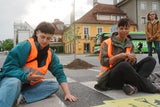 Klima-Kleber pflanzen bei Protest Baum auf Straße