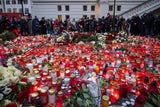Kerzen und Blumenkränze für die Opfer des Amoklaufs vor der Karls-Universität in Prag