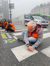 Klima-Kleber blockieren Straßen im Morgenverkehr