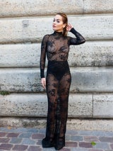 In einem Spitzen-Traum von Alaïa verzichtete Rita Ora auf ihren BH
