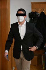 Der angeklagte junge Polizist am Weg zu seiner Verhandlung am Landesgericht in Wien.