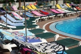 Liegen am Swimming Pool mit Handtüchern reserviert