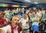 Kabinenparty - Kanzler Nehammer und Vize Kogler feiern mit der Mannschaft den Gruppensieg!