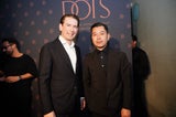 Martin Ho mit Gästen bei Jubiläumsfeier