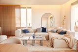 Derzeit kickt er in Deutschland bei der EURO. Danach kann İlkay Gündoğan wieder Kraft in seinem Penthouse tanken. Etwa auf dem großen Sofa Lennon von Westwing Collection.