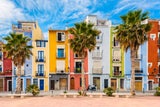Villajoyosa liegt geographisch zwischen Benidorm und Alicante